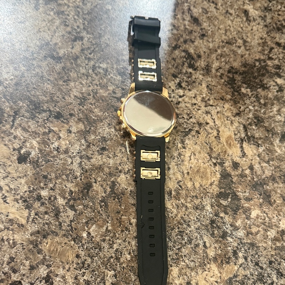 #84 Zhowe Men’s Quartz Watch Featuring a Gold Tone Alloy Case and Black Dial - Picture 5 of 6